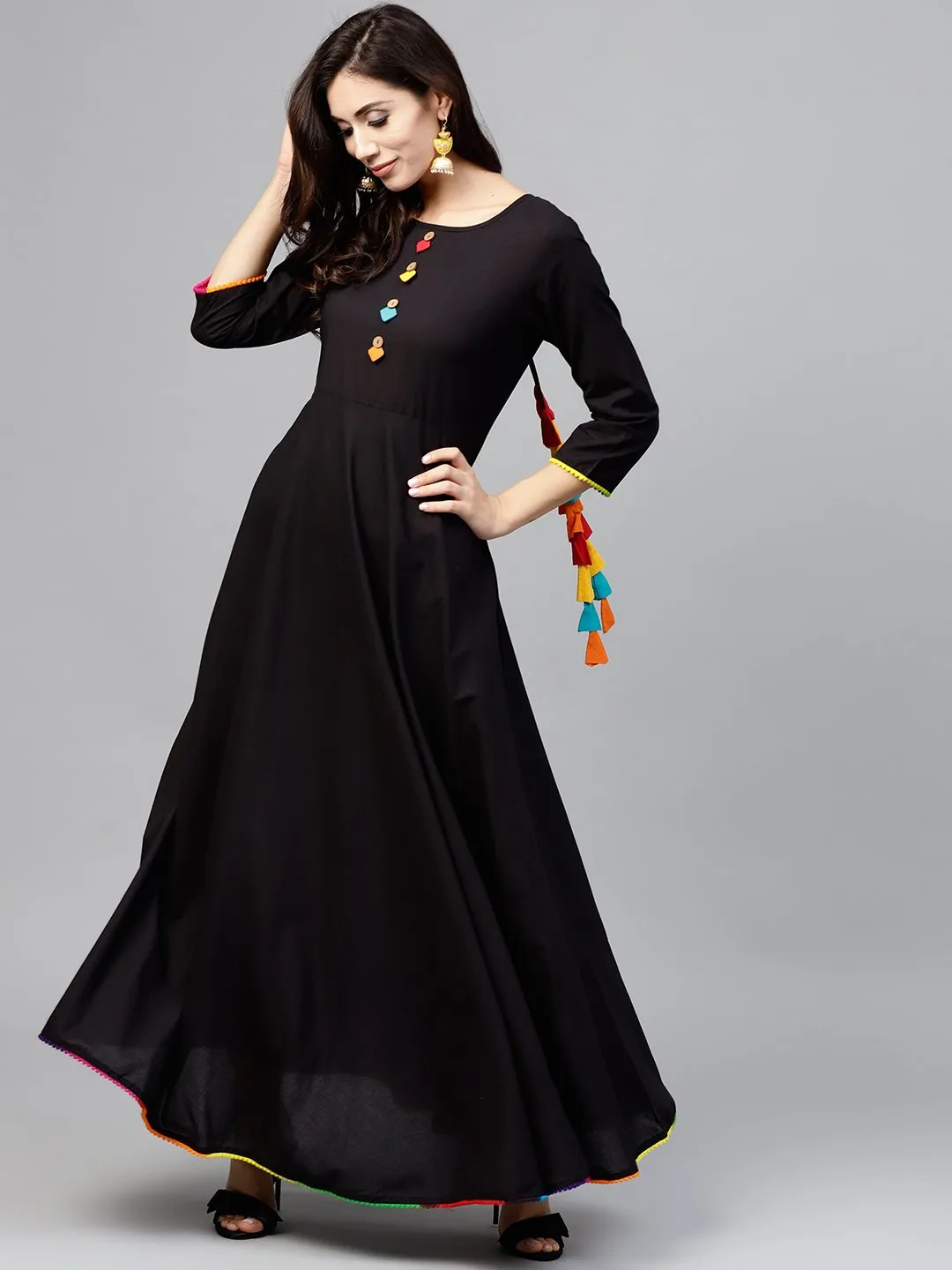 Black maxi dress with with round neck and 3/4 sleeves