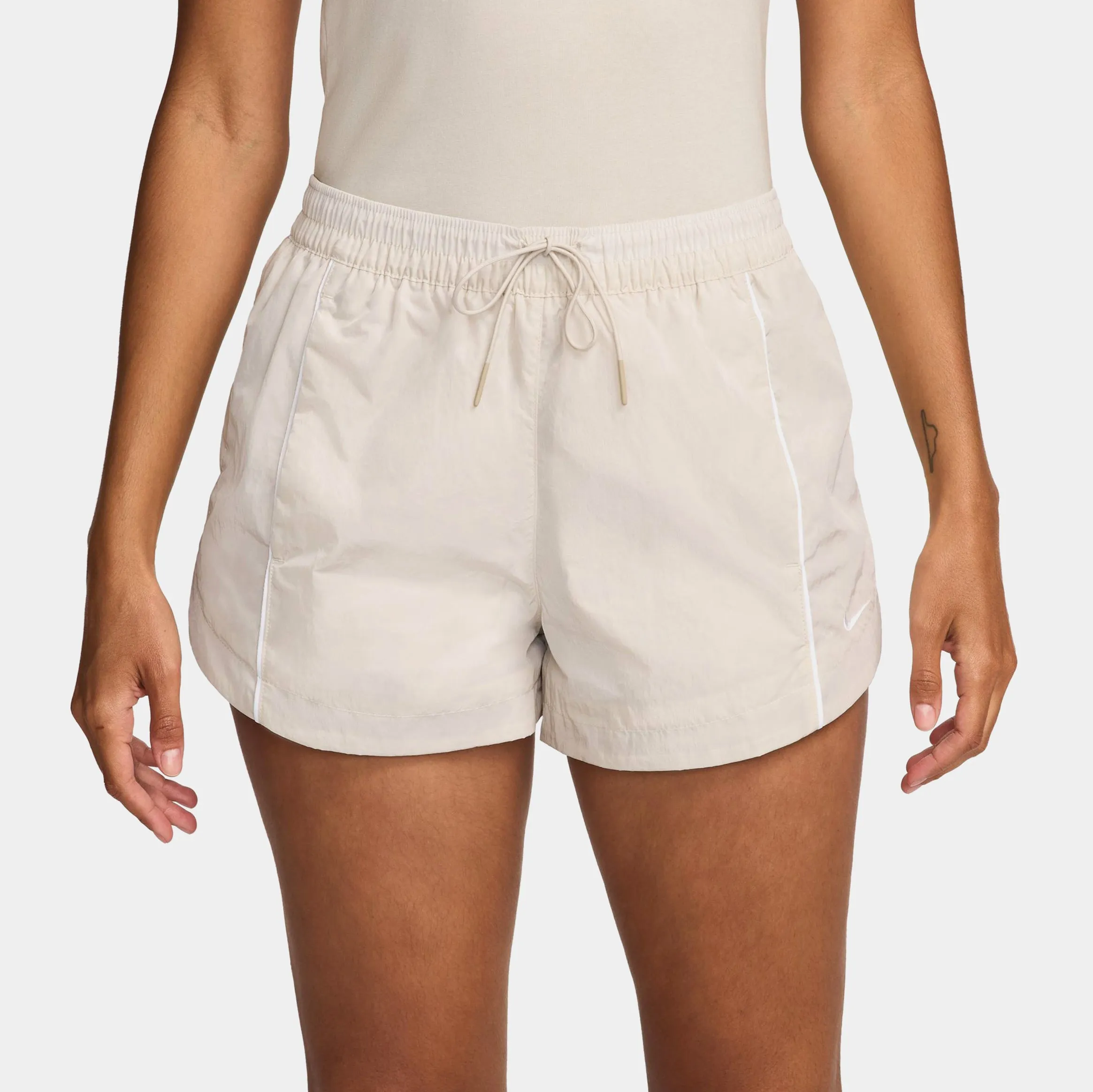 Windrunner Mid-Rise 2" Woven Womens Shorts (Beige/White)